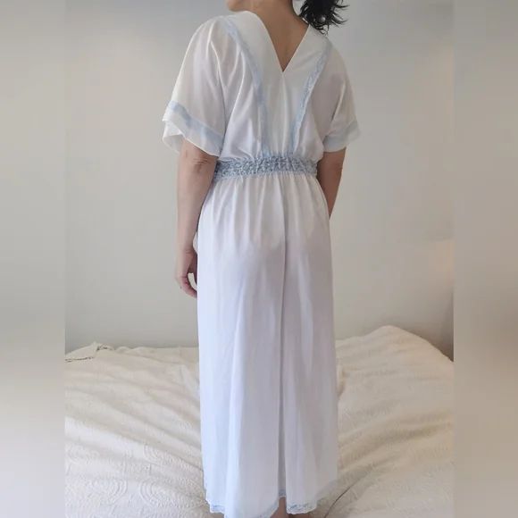 *sold*Medium vintage satin and lace robe, vintage bridal lingerie - Picture 4 of 5